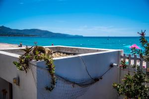 una cerca con plantas en ella junto al océano en Villa By The Beach, en SantʼAndrea