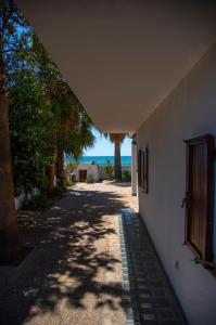 una calle vacía con un edificio y el océano en Villa By The Beach, en SantʼAndrea