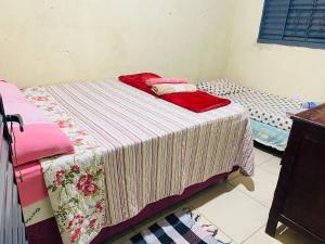 1 dormitorio con 2 camas individuales en una habitación en Tranquilidade na Chapad dos Veadeiros, en Cavalcante