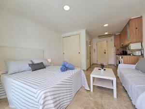 ein Wohnzimmer mit einem Bett und einer Couch in der Unterkunft Atico Cartagena centro historico Parking in Cartagena