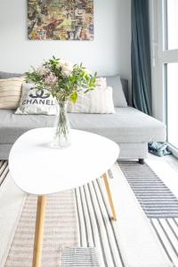 Ένα ή περισσότερα κρεβάτια σε δωμάτιο στο AM3Office apartment with contactless check-in near lake
