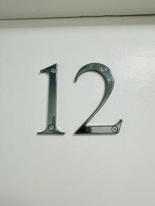 BellaghyにあるSmall Studio in Central Londonの白い壁に2つの金属製の数字