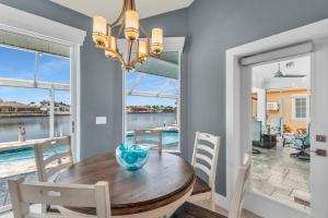 Fotografie z fotogalerie ubytování Waterfront 3 Bed I Wide Water Views I Heated Pool v destinaci Marco Island