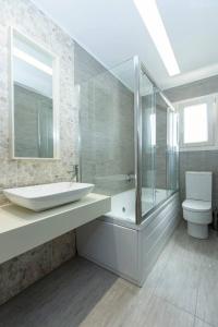 Ванная комната в Luxury holiday home 4 bedroom villa in Paleokastro
