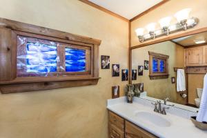 Televiisor ja/või meelelahutuskeskus majutusasutuses Appian Way Provence Cottage