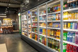 Supermarket nebo jiné obchody v  motelu nebo okolí