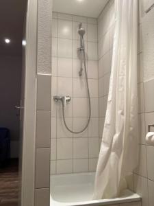 eine Dusche mit Duschvorhang im Bad in der Unterkunft Finndorf am Strand in Trassenheide