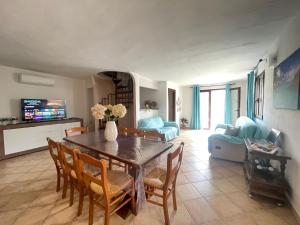 sala de estar con mesa y sillas en Sa Murta Bianca Guesthouse, en Budoni