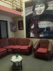 a waiting room with a couch and a fountain at Hostal La Realeza in Potosí