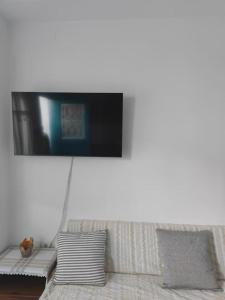 TV a/nebo společenská místnost v ubytování Nianiari house + 8 fotografií