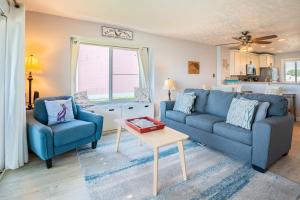 Χώρος καθιστικού στο Oceanfront Condo with 3+ Pools - Ocean Dunes 205