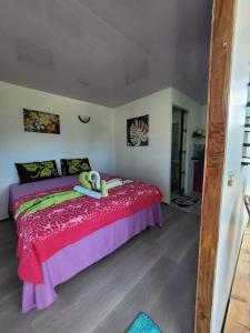 ein Schlafzimmer mit einem Bett mit einem ausgestopften Tier darauf in der Unterkunft Nuutea lodge 2 in Avatoru
