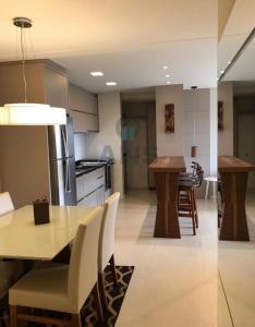 a kitchen and dining room with a table and chairs at ANSNEGOCIOS APTO CHARMOSO PRAIA MARISCAL 101 Italy in Canto Grande