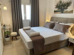 een slaapkamer met een groot bed in een kamer bij Dimitras House in Ágios Nikólaos