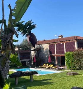 ein Resort mit einem Pool und einem Gebäude in der Unterkunft Casa da Ponte do Porto in Amares