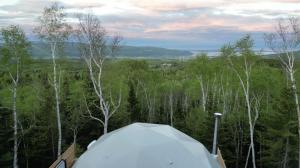 uma vista do topo de uma tenda na floresta em Nørdika Charlevoix em Baie-Saint-Paul