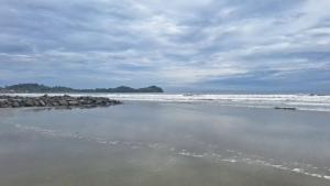 una playa con rocas y el océano en un día nublado en Casa Gaia Paradise en Mompiche