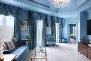 ein Wohnzimmer mit blauen Wänden und einem blauen Sofa in der Unterkunft Nemacolin in Farmington