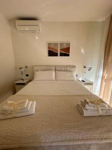 Un dormitorio con una cama con dos toallas encima. en Accogliente Appartamento - Milan, en Milán