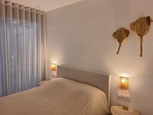 una camera con un letto e due luci sul muro di Casamarcati a Calasparra