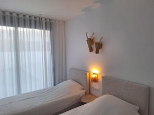 una camera da letto con due letti e una finestra di Casamarcati a Calasparra