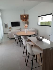 una sala da pranzo con tavolo e sedie di Casamarcati a Calasparra
