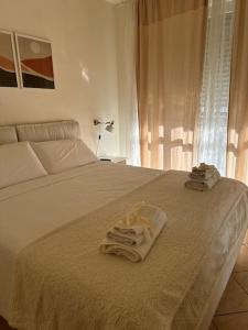 Un dormitorio con una cama con toallas. en Accogliente Appartamento - Milan, en Milán 20 fotos más
