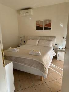 Un dormitorio con una cama con dos toallas encima. en Accogliente Appartamento - Milan, en Milán