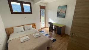 una camera da letto con un letto, una scrivania e una finestra di Visitor Yard a Plav