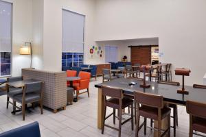 un comedor con mesas y sillas en un restaurante en Holiday Inn Express Hotel & Suites Farmington, an IHG Hotel, en Farmington