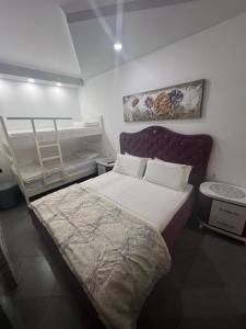 Un dormitorio con una cama y una escalera. en Ilio Boutique Hotel en Ksamil