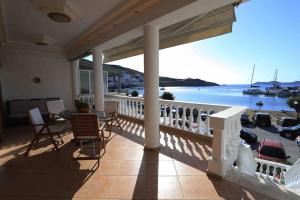 a balcony with chairs and a view of the water at Tramonto in Mérikhas