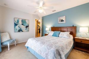 une chambre avec un lit et un ventilateur de plafond dans l'établissement Villa Nicol, à Cape Coral 38 autres photos