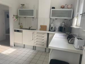 Kuchyň nebo kuchyňský kout v ubytování ULMA Residenz Peine
