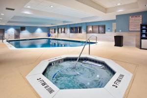 un jacuzzi en medio de una sala de hospital en Holiday Inn Express Augusta North, an IHG Hotel, en Augusta