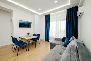 sala de estar con sofá y mesa en Oasis apartment en Chişinău