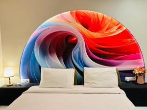 Cette chambre dispose d'un lit avec un mur coloré. dans l'établissement THE ROYAL PRESIDENCY INN, à Lucknow