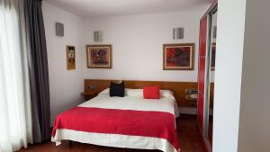 A bed or beds in a room at Hotel Plaza Inn