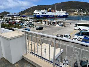un bateau de croisière est amarré dans un parking dans l'établissement Captain's Port Studio, à Gavrio
