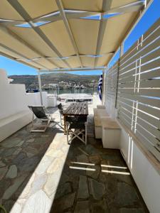 d'une terrasse sur le toit avec une table et des chaises. dans l'établissement Captain's Port Studio, à Gavrio
