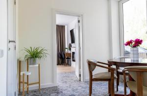 a dining room with a table and chairs at PLENTO g APARTAMENTAI BIRŽUOSE in Biržai