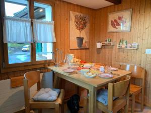 a kitchen with a table with food on it at Familienzimmer mit Bergblick in Emmetten