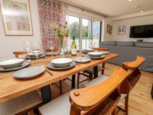 uma sala de jantar com uma mesa com pratos e copos de vinho em Claret em Ryde