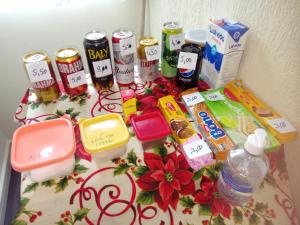 a table with a bunch of products on it at POUSADA ALTERNATIVA MANU LAGES Quarto Com Banheiro no Corredor in Lages