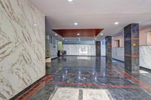 een lobby van een gebouw met marmeren muren en vloeren bij Collection O SV Delight Inn in Hyderabad