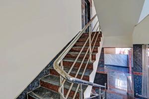 una escalera en una casa con suelo de vidriera en Collection O SV Delight Inn, en Hyderabad