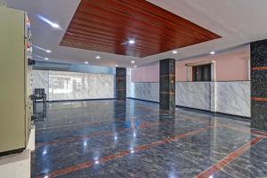 Habitación grande y vacía con pista de baile en Collection O SV Delight Inn, en Hyderabad