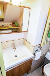 ein Bad mit einem Waschbecken und einem Spiegel in der Unterkunft CA DEI CITTI Charme&Comfort - Country House in Cairo Montenotte
