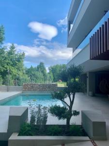 basen w ogrodzie obok budynku w obiekcie Funtuki Seaside Apartments w mieście Leptokaria