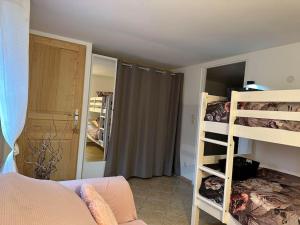 EscampsにあるLe Petit Bonheurの二段ベッド2台と鏡のある部屋
